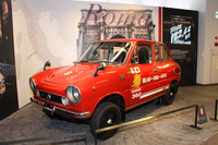 「フロンテ360」の空冷2ストローク3気筒エンジンを、標準の25psから36ps/7000rpmまでハイチューンした「フロンテ360SS」（1968年）。ただしパワーバンドは3500〜7000rpmと狭く、マニア向けだった。これはデビューに際して、スターリング・モスがミラノ〜ローマ〜ナポリ間をデモランした車両そのもの。