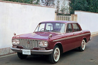 1962年、劇的な変身を遂げた2代目「クラウン」（RS40系）。ボディーサイズは初代の途中で変更された小型車（5ナンバー）規格いっぱいまで拡大された。エンジンは先代から受け継いだ1.9リッター直4だったが、65年に2リッター直6SOHCが追加された。