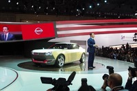 プレスカンファレンスは、「IDx」の入場でスタート。車内からカルロス・ゴーンCEOが登場し、スピーチを行った。