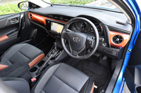 ピアノブラックとサテンクロムメッキ加飾でセンターパネルを上質に演出。さらに「120T」グレードでは、派手な木目調のパネルで豪華さを表現している。