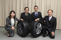 「チームREGNO」の面々。中央のタイヤは左が「レグノGR-XI」、右がミニバン専用の「レグノGRV II」。
    