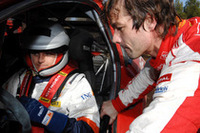 ローブから説明を受けるコバライネン。