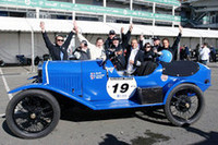 各クラス3回の走行を終えれば“完走”したことになるルマン・クラシック。どのチームも、最後はシャンパンで乾杯！