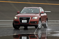 圧雪路と同じ滑りやすさをもつテストコースでのひとこま。ESPに守られながらも、華麗なドリフトを見せる。……かどうかは、ドライバーの腕次第。