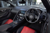 「Fタイプ R AWD クーペ」のインストゥルメントパネルまわり。写真の円形のステアリングホイールに加え、無償オプションでフラットボトム形状のものも用意されている。