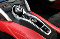 センターコンソールには、「インテグレーテッドダイナミクスシステム」のダイヤル式コントローラーと、ボタン式のシフトセレクターが備わる。