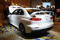 目標の販売台数は、2007年下期で4000台とのこと。今後は2008年2月に北米で、続く5月に欧州で発売される予定だ。