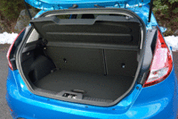荷室の容量は、5人乗車時で276リッター。リアシートを倒すことで、最大960リッターにまで拡大できる。（写真をクリックするとシートの倒れるさまが見られます）
    
