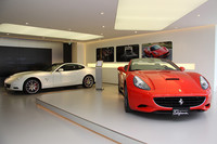 「フェラーリ・カリフォルニア」と「612スカリエッティ」が展示された1階。