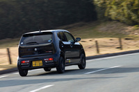 外観では、フロントに追加されたエアインテークや、ボディーサイドのデカール、エンブレム類などが「アルト ワークス」の特徴となっている。ボディーカラーは全4色で、テスト車には「ブルーイッシュブラックパール3」が採用されていた。