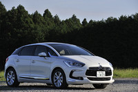 ヘッドランプの先端からドアミラーの辺りまで伸びるクロムのアクセントが「サーベルライン」。ボンネットをより長く、キャビンをよりコンパクトに見せる効果があるのだそうだ。