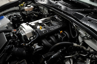 エンジンは自然吸気の1.5リッター直4直噴DOHC。オプションで、アイドリングストップ機構やブレーキエネルギー回生機構が用意されている。
    