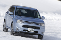 雪で覆われてタイヤがグリップする場所と、氷がむき出しの場所が混在していて、コースはかなりトリッキー。うっかりしていると、なんの前触れもなくクルマが滑り出す。
    