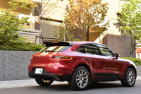 ポルシェのスポーツカーの伝統的なデザインをモチーフにしているというリアビュー。テールゲートはオートマチックパワーリフト機能が備わる。