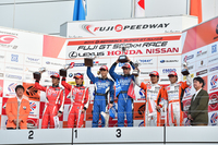 GT500クラス表彰式の様子。
    