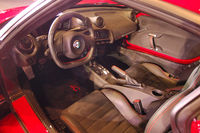 インテリアの様子。「4C」のハンドル位置は左右いずれかが選べるが、限定車「4Cローンチエディション」は左ハンドル車のみとなる。
    