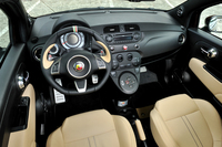 室内はブラックとベージュでコーディネートされる。9個のスピーカーを備えたJBLのオーディオシステム（400W）が装着される。