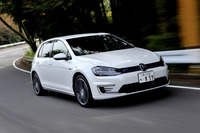 箱根のワインディングロードを行く。0-100km/h加速を7.6秒でこなす。