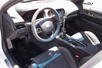 インテリア。「ATS-V」のハンドル位置は左のみとなる。
    