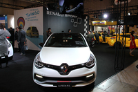 「ルーテシア ルノースポール トロフィー」など3台のルノースポールと導入が待たれる新型「トゥインゴ」を並べたルノー・ジャポンのブース。