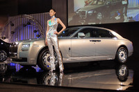 「ゴースト」ではフロントドアに比べて小さかったリアドアは、ロングホイールベース化にともないほぼ同じ大きさに。「むしろデザイン上のバランスは良くなった」と説明される。手前に立つのは、モデルの鮎美さん。