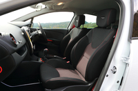 インテリアの意匠は、「シャシー カップ」と「シャシー スポール」とで変わりがない。