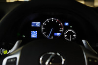 2010年8月のマイナーチェンジの際、デザインが新しくなったメータパネル。デジタルスピードメーターやシフトアップインジケーターを内蔵したタコメーターが中央部に配される。