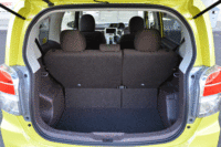 後席は6:4の分割可倒式。（写真をクリックすると後席のアレンジが見られます）