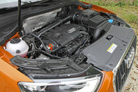 エンジンは、直噴ターボの2リッター直4。13.0km/リッターの燃費（NEDC複合サイクル）が公称される。