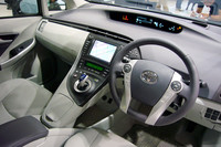 新型プリウスの運転席まわり。先代モデルと異なり、中央にはセンターコンソールが横たわる。