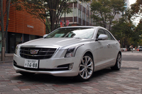 シャープなデザインをまとう「ATSセダン」には、都会の景色がよく似合う。