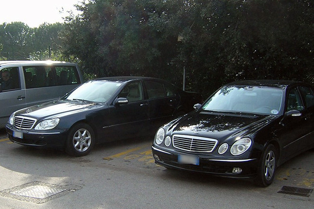 公用車「アウト・ブルー」が並ぶ一角。