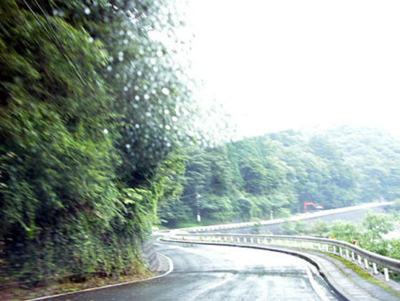 しのつく雨の道中……。