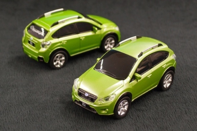障害物の前でピタリと止まる、「スバルXVハイブリッド」の自走式ミニチュアカー。
