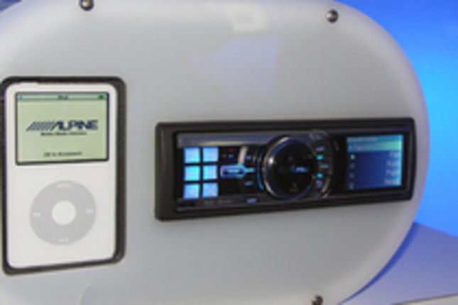 これがアルパインiDA-X001。iPodの快適操作を第一に考えた設計だ。CDプレーヤーなどのドライブメカは持たない。