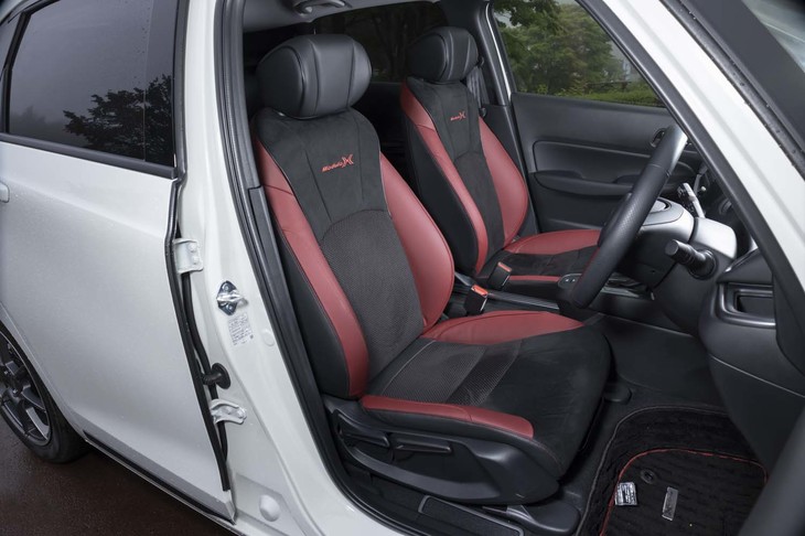 シート表皮は本革（ボルドーレッドの部分）とラックススエード（ブラックの部分）のコンビ仕立て。背もたれには「Modulo X」ロゴがステッチされる。