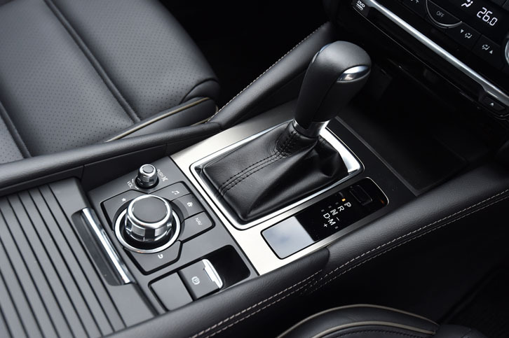 センターコンソールのシフトレバー手前に、インフォテインメントシステムの操作スイッチや電動パーキングブレーキのオンオフスイッチがレイアウトされる。