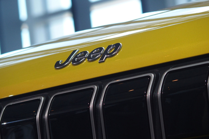ジープ・アベンジャー ローンチエディション（フロントエンブレム）