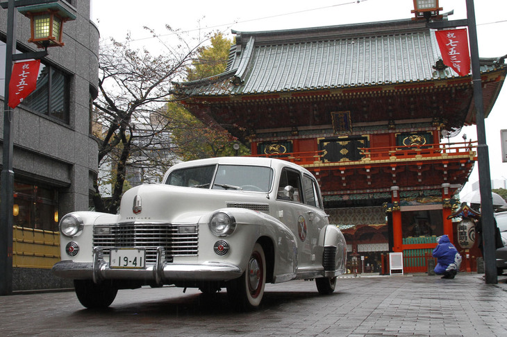 交通安全祈願を終えてコースに戻る1941年「キャデラック・フリートウッド60スペシャル」。