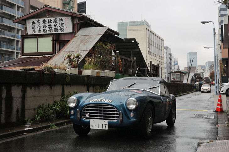 PC競技中の1956年「ACエース ブリストル」。「シェルビー・コブラ」のベースともなった英国製オープン2座スポーツ。