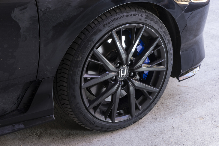 タイヤ＆ホイールは19インチ。ホイールベースは短いが、トレッド幅は前後とも「シビック タイプR」と同じだ。