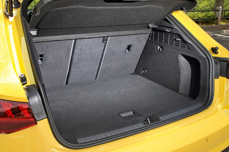荷室容量は、ベース車である「A3スポーツバック」と同じく380リッター。後席は4：2：4の3分割可倒式だ。