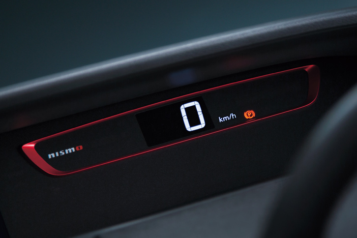 NISMOのロゴと赤いフィニッシャが目を引く専用メーター。