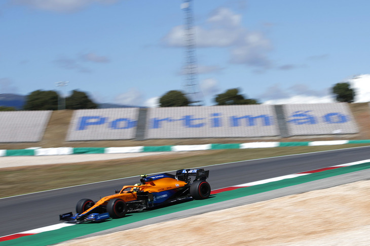 マクラーレンの予選は2台で明暗が分かれた。ランド・ノリス（写真）は3戦連続の7位となるも、ダニエル・リカルドは渋滞に阻まれて、2019年日本GP以来となるQ1落ちの16位に沈んだ。レースではノリスがまたも奮闘して5位入賞。トップ5フィニッシュは昨季から数えて4戦連続、チャンピオンシップでもハミルトン、フェルスタッペンに次ぐランキング3位につけている。リカルドも順調に順位を上げ9位でポイントを稼いでいる。（Photo=McLaren）