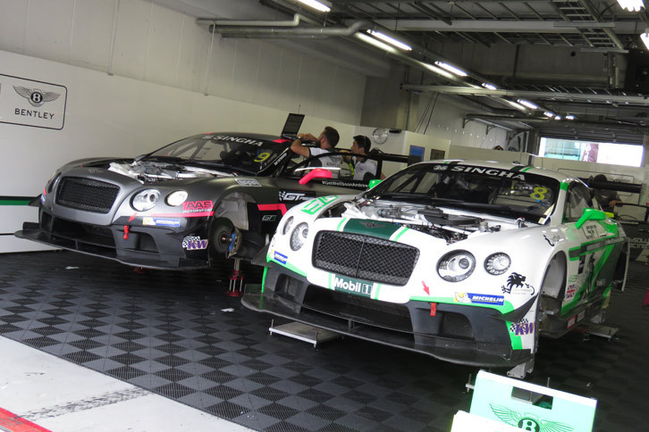 ベントレー・チームアブソルートのピットの様子。同チームはGTアジアシリーズに3台の「ベントレー・コンチネンタルGT3」を投入している。