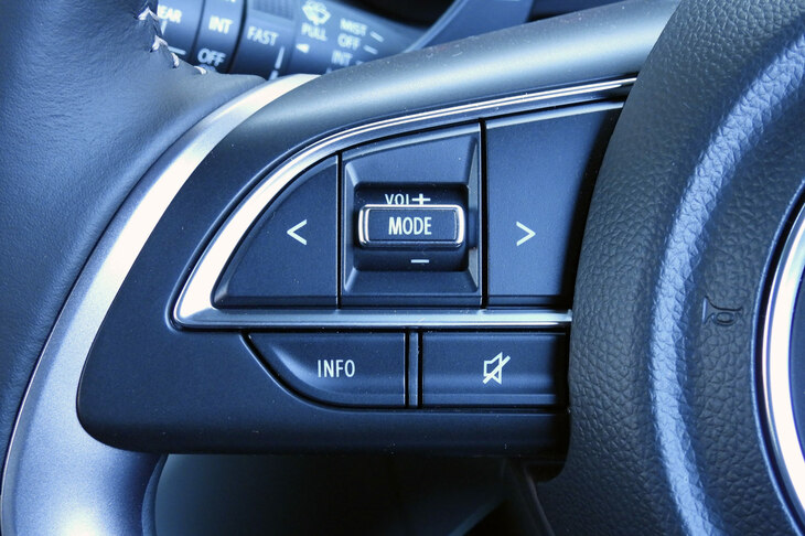 スズキ・スイフト ハイブリッドMZ（ステアリングスイッチ）