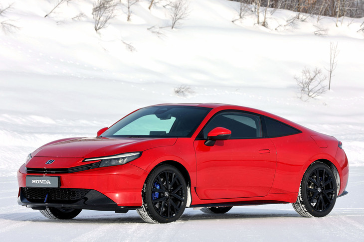 ついに擬装が取れた新型「プレリュード（プロトタイプ）」もドライブ。これはFF車だが、低μ路でのコントロール性を試す。