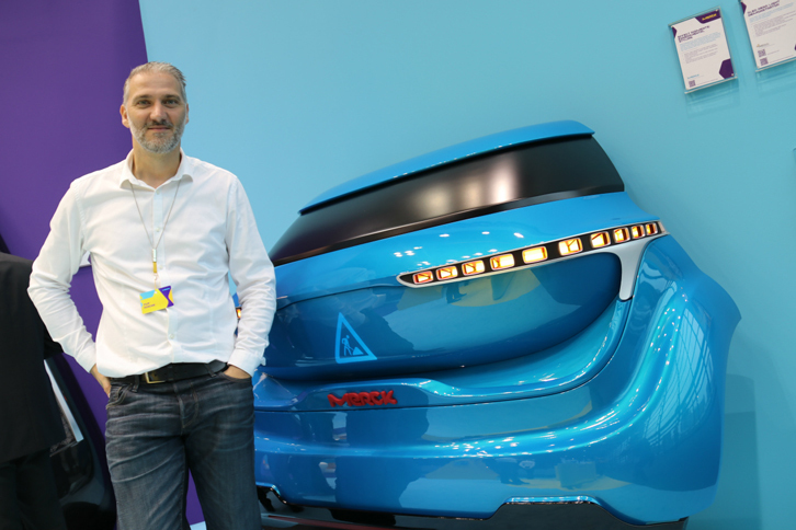 顔料やOLEDのスペシャリストとして知られるメルク社のブースで。プラスチックパネルの背面からLEDやOLEDを透過させ、グラフィックを表現する提案。