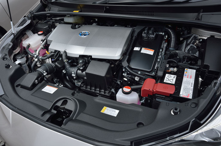 パワーユニットは、1.8リッター直4ガソリンエンジンをベースとするハイブリッドユニット。モーターやパワーコントロールユニットは、これまでよりも小型・軽量化されている。