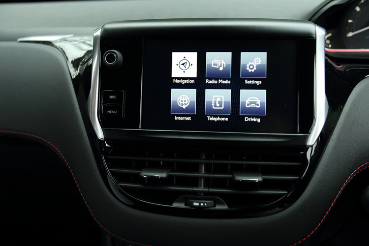 タッチパネルとステアリングスイッチで操作するインフォテインメントシステム。オプションでカーナビゲーション機能も用意されている。